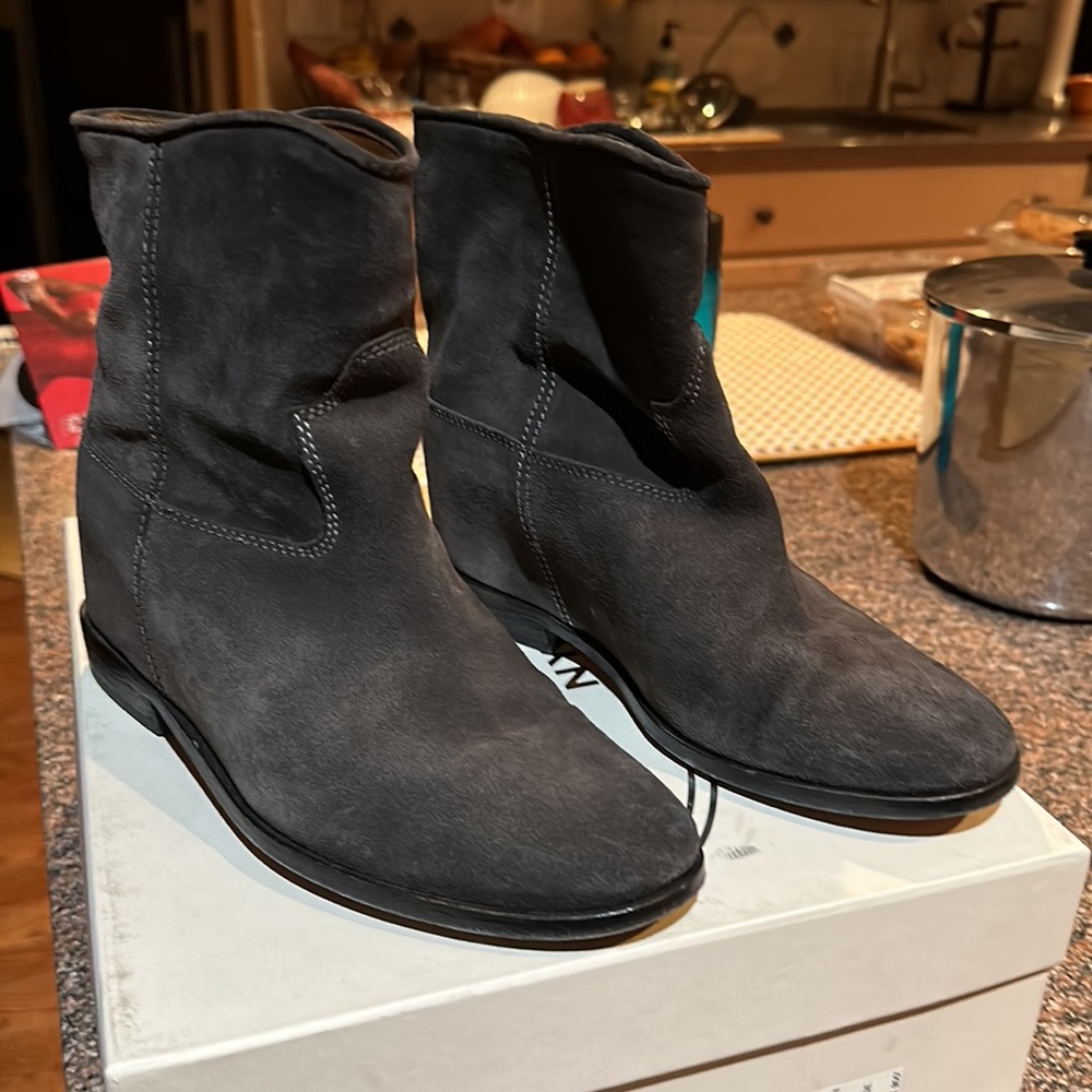 Scoop NYC Women’s Charcoal Suede Pull On Ankle Boots w/ Inner Wedge size 7.5
